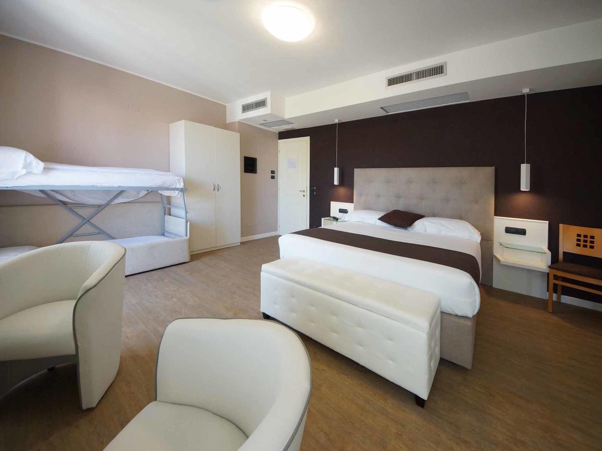 Hotel Clarin 14 By Dori Песк'єра-дель-Гарда Екстер'єр фото